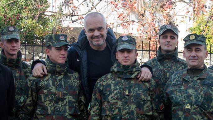 Kryeministri Rama premton shpërblim dhe rritje page për ushtarakët