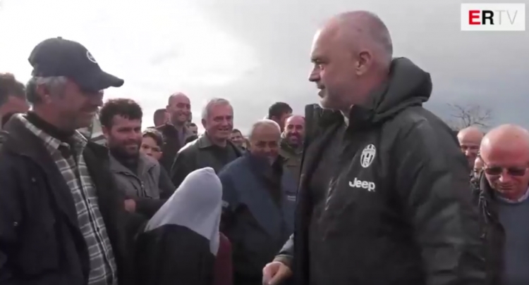 Rama batuta me të përmbyturit që i kërkojnë rrugë: Pse ti fëmijët njëherësh i ke bërë?!