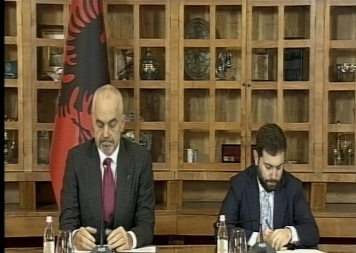 Rama bashkëbisedim me gazetarët: Do e mbyllni këtë vit kapakun e kazanit apo …?