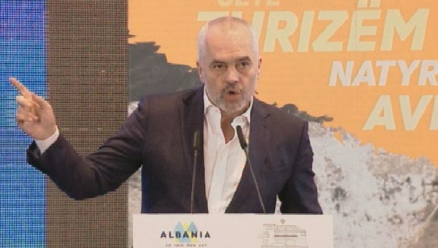 VIDEO/ Të rinjtë i presin fjalën me fishkëllima, Rama iu kthehet: Shkoni në pyll!