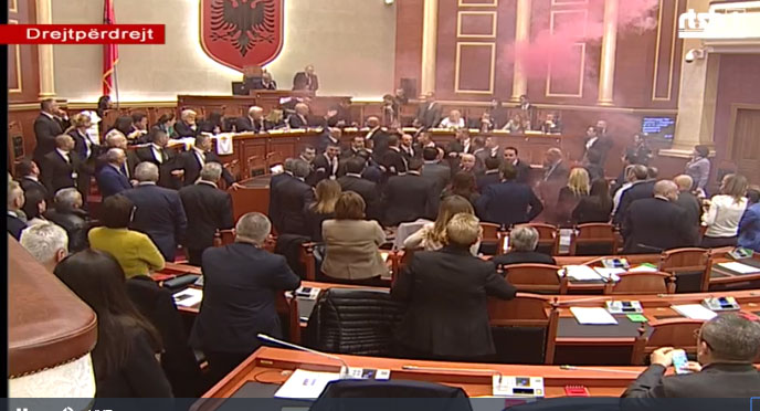 Kërkesa për përjashtimin e 7 deputetëve, mblidhet Byroja e Kuvendit