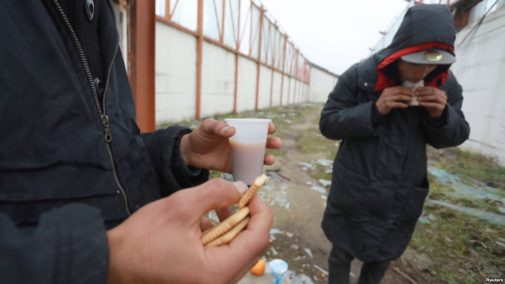 Refugjatët grumbullohen afër kufirit serb, ja çfarë kërkojnë