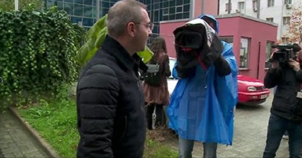 VIDEO/ Reagimi i Tahirit me qytetarët jashtë gjykatës, avokati i acaruar me gazetarët