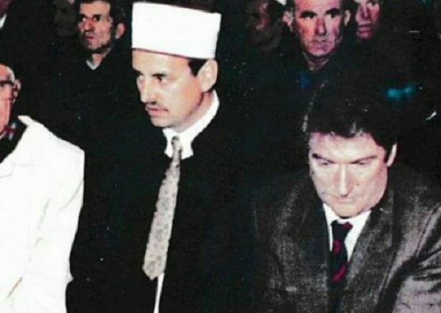 Publikohet fotoja e rrallë, kur Sali Berisha falej në xhami