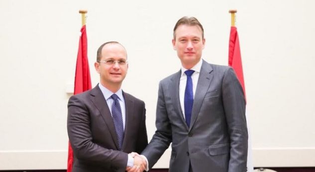Bushati takohet me homologun holandez