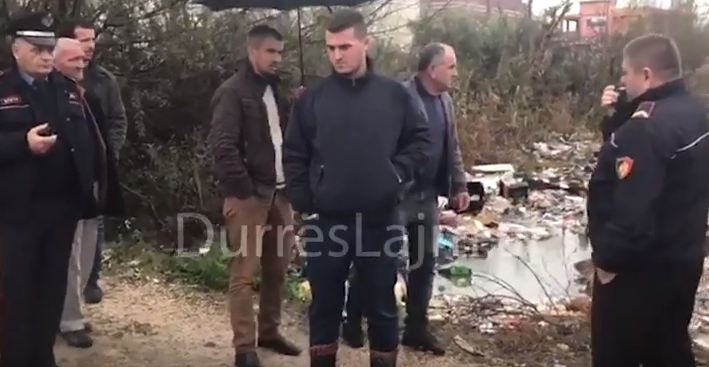 Moti i keq/ Përmbytet zona e ish-Kënetës, banorët: Zhbllokoni kanalin (VIDEO)