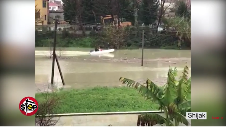 Djemtë dhurojnë “spektakël”, shihni si përshkohet Shijaku me gomone (FOTO & VIDEO)