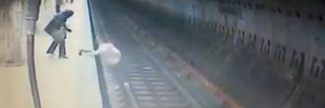 25-vjeçaren e shtyjnë në shina, e shtyp treni (VIDEO)