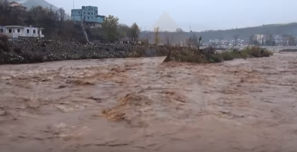 Pamje të frikshme, “tërbohet” Shkumbini (VIDEO)
