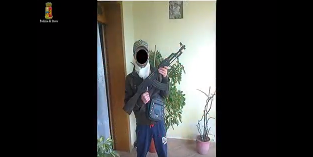VIDEO/ Fotot me armë, Whatsapp-i tradhton dy shqiptarët në Itali