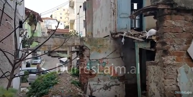 Banorët pranë Gjykatës në Durrës i ka gjetur “belaja” me këtë ndërtesë (VIDEO)