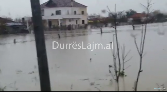 Durrës, banesat dhe bizneset nën ujë, banorët apelojnë për ndihmë (VIDEO)