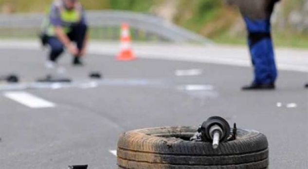 Automjeti del nga rruga, shoferi dërgohet me urgjencë në spital