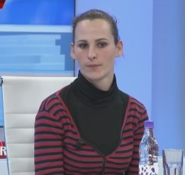 Burri vrau një biznesmen te dera e shtëpisë, gruaja i kërkon divorcin live