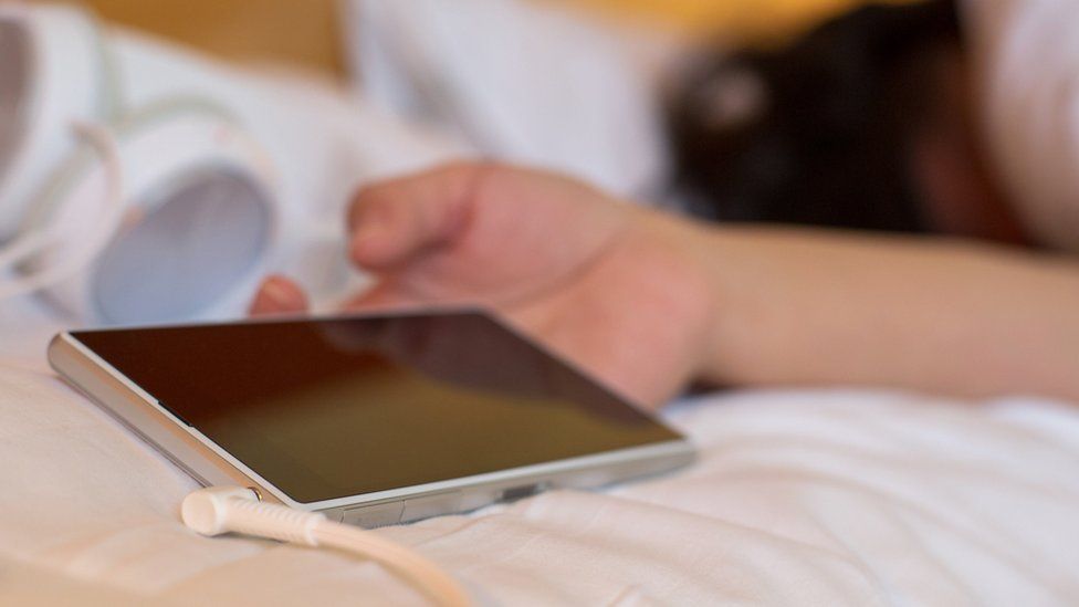 Shmangni fjetjen me celularin tuaj pasi mund të rrezikoheni nga kanceri
