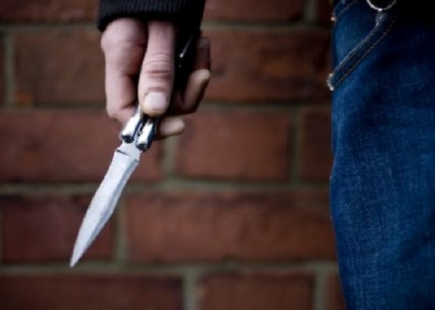 Kërcënoi një grua me thikë për ta grabitur, 21-vjeçari e pëson keq