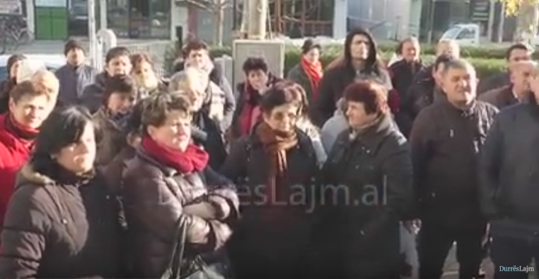 Tregtarët e tregut industrial në Durrës hidhen në protestë (VIDEO)