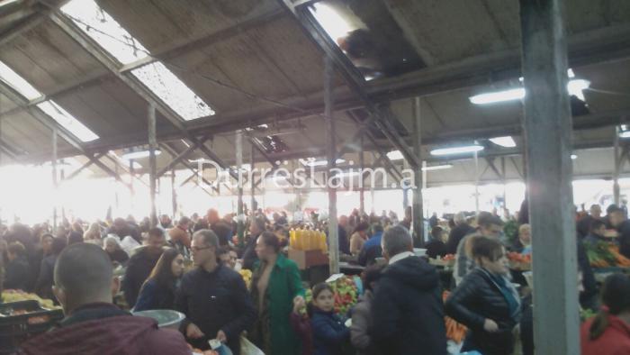 &#8220;Nami&#8221; tek tregu i fruta-perimeve në Durrës, shihni se çfarë ndodh! (FOTO)