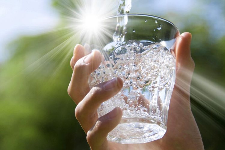 Pesë arsye pse duhet të pini ujë esëll që në mëngjes