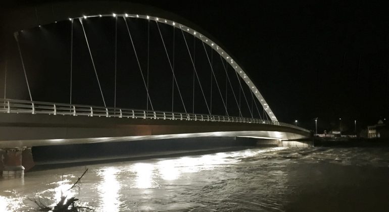 56-vjeçari shqiptar i jep fund jetës, hidhet nga ura