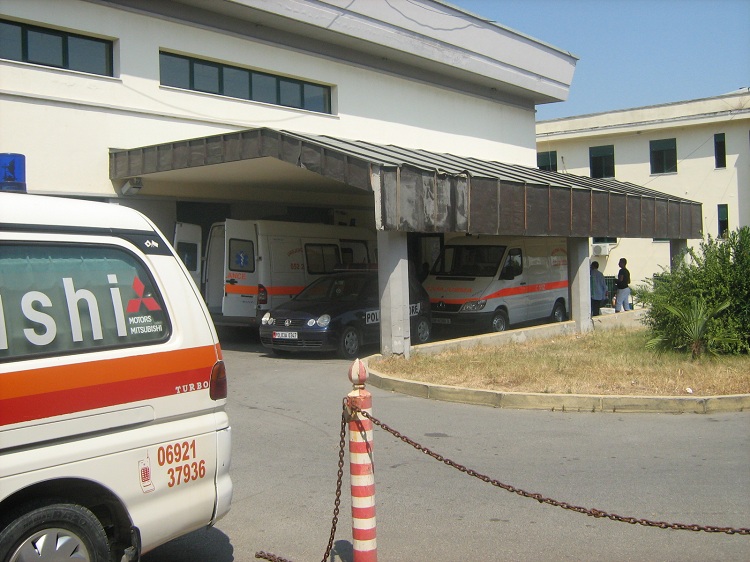 Vetëhelmohet i moshuari në Durrës, e çojnë pajetë në spital