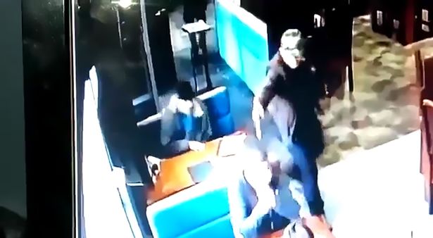 Shefi i policisë ekzekutohet me plumb pas koke në restorant (VIDEO)