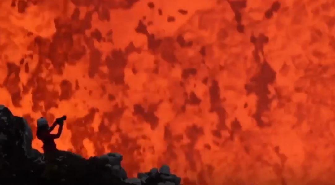 VIDEO/ Pasione të çmendura, të bësh fotografi brenda vullkanëve aktivë