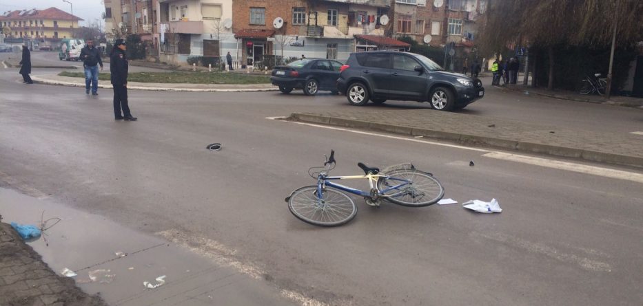 Makina përplas biçikletën, në gjendje të rëndë drejtuesi
