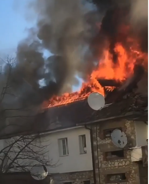 Flakët përfshijnë banesën, 90-vjeçari mbetet i izoluar