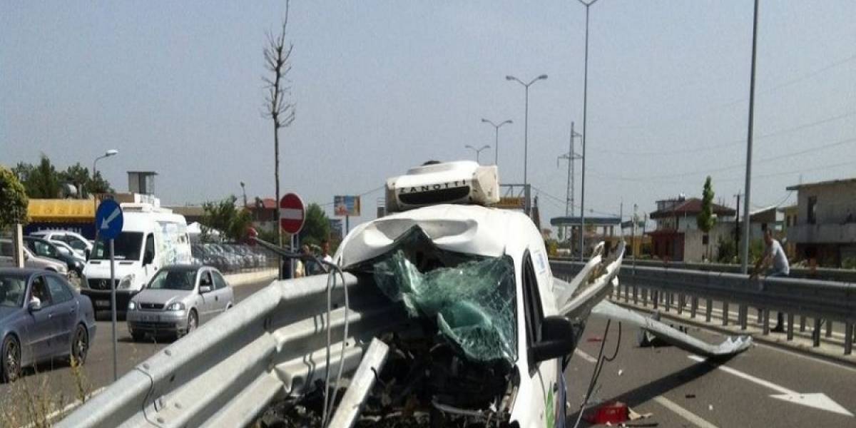 Makina përplaset me trafikndarësen, 5 të plagosur