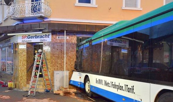 Autobusi i shkollës përplaset me ndërtesën, 47 persona të plagosur