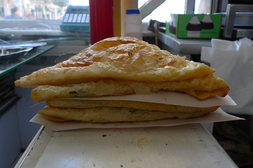 Helmohen 5 nxënës në Durrës, konsumuan byrek e hamburger