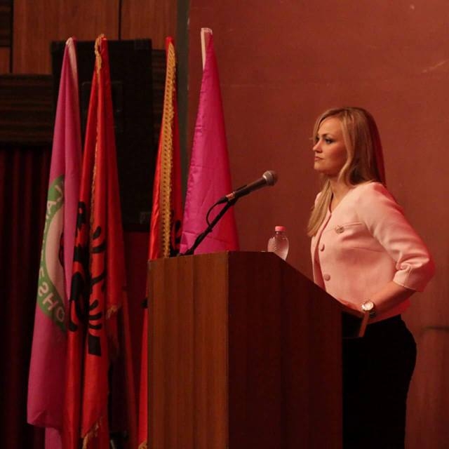 Cila është biondja fierake që zë karrigen e Finos në Kuvend (FOTO)