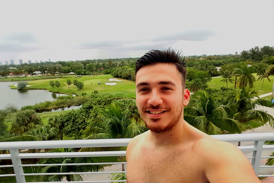 Ky është studenti që pa tmerr me sy, maskat e rrahën dhe i grabitën Benz-in