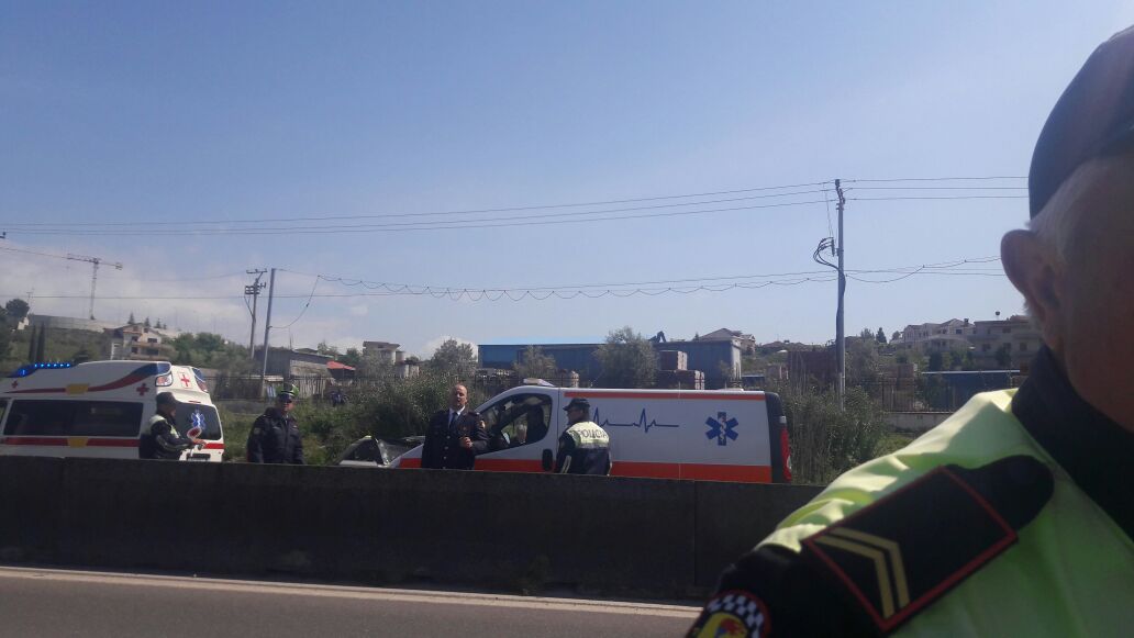 Ecën indietro në autostradën Durrës-Tiranë, përplas rëndë këmbësorin që priste furgonin