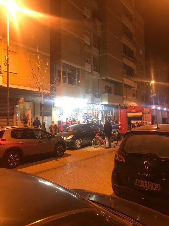 Zjarr në një market në Durrës (FOTO & VIDEO)