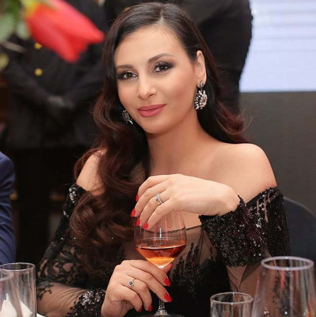 Zbulohet barku i rrumbullakosur i Amit në muajt e fundit të shtatzënisë (FOTO)