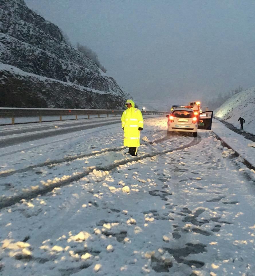 Dëborë dhe rënie inertesh në disa akse rrugore, policia thirrje për kujdes (FOTO)