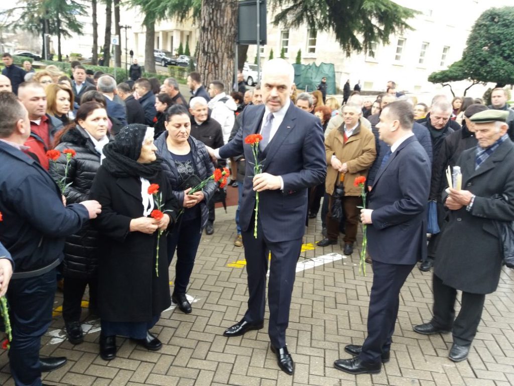 FOTO/ Kush e zëvëndësoi Saimir Tahirin në homazhet e 21 janarit