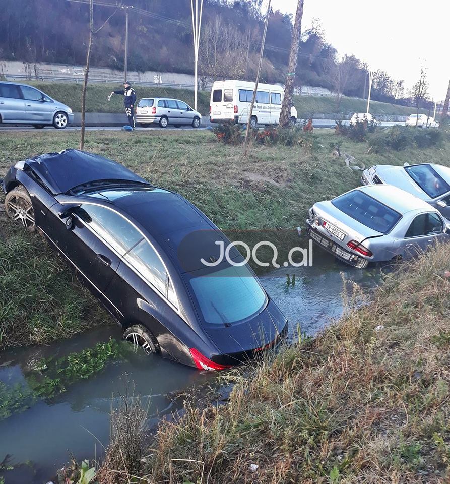 Aksident në autostradën Tiranë-Durrës, tre “Benz”-a përfundojnë në kanal