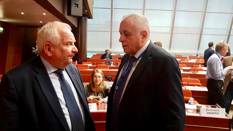 Deputeti demokrat takon dhe informon për protestën Presidentin e Partisë Europiane