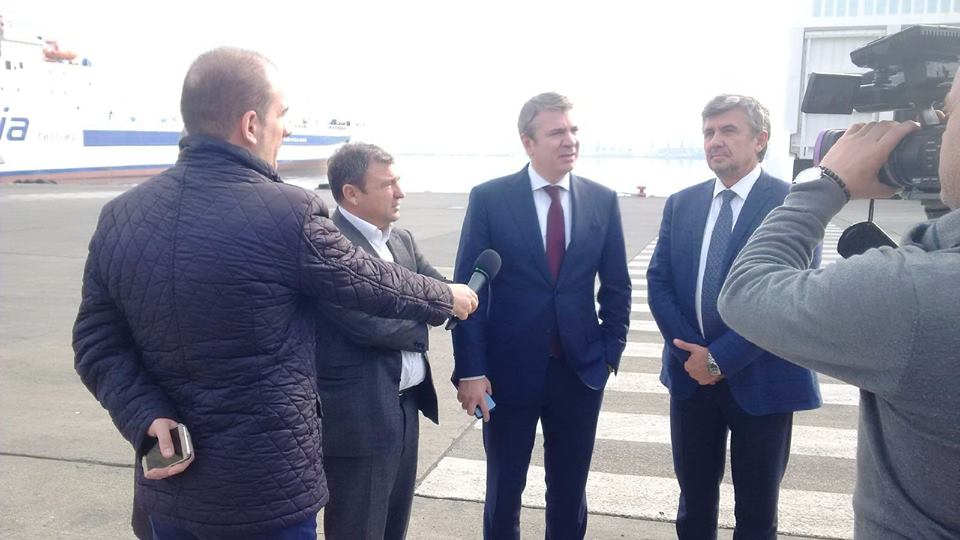 Ministri Gjiknuri viziton portin e Durrësit (FOTO)