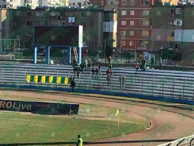 Dhunë në stadiumin e Durrësit, tifozët godasin efektivët e policisë