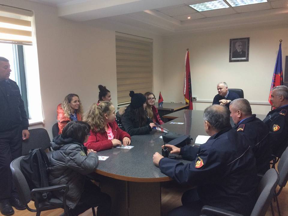 Nxënës të shkollës “Qemal Mici” në Durrës takim me drejtues të policisë (FOTO)