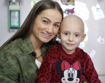 Gjesti i madh i Majlinda Kelmendit, shet medaljen për fëmijët me kancer