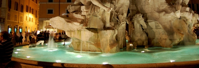 Zhvishet nudo dhe lahet në shatërvanin në qendër të qytetit