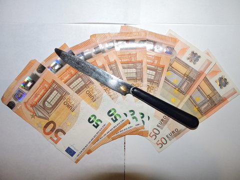 Me një thikë kuzhine, vjedh lokalin përballë komisariatit të policisë (FOTO)