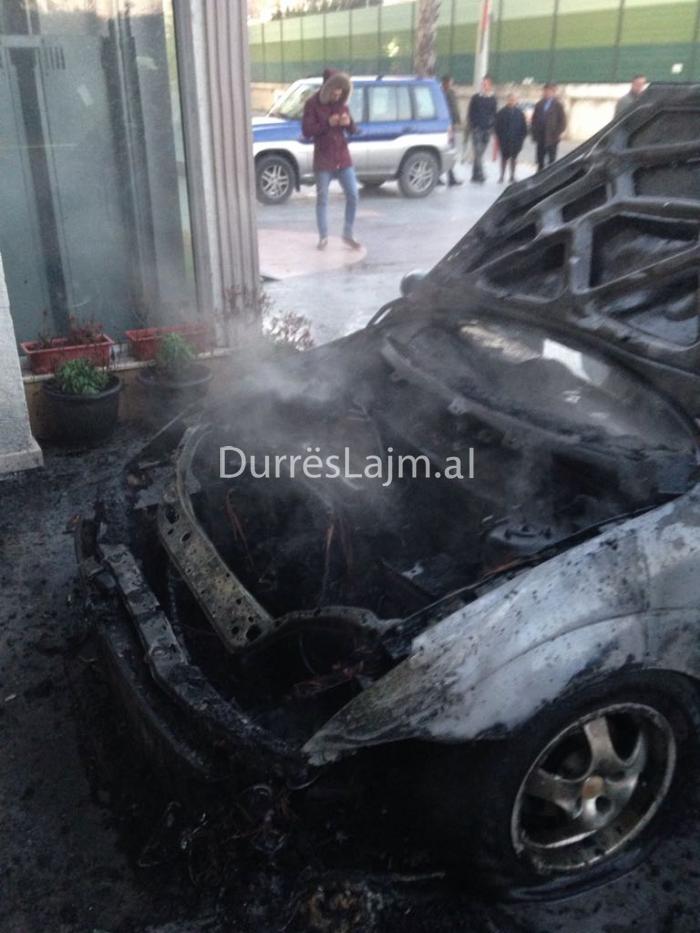 Përfshihet nga flakët automjeti në Shkëmbin e Kavajës (FOTO)