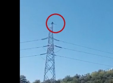 Qytetari tenton të hidhet nga shtylla e tensionit të lartë