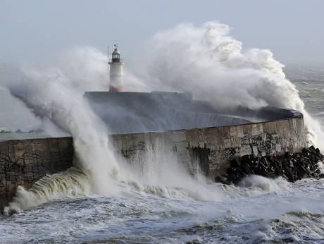 Moti i keq godet Evropën, meteorologët apelojnë për të qëndruar në shtëpi (VIDEO)